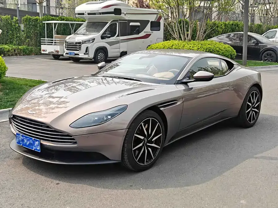 Aston Martin DB11 2025