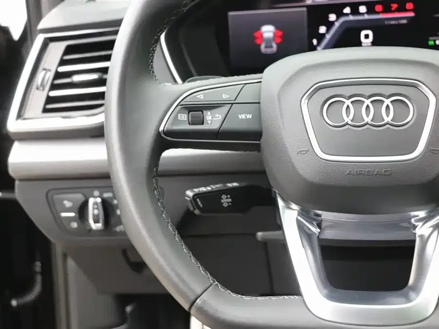 Audi Q5L 2025 45th Anniversary Collector's Edition 40 TFSI Luxury Dynamic Edition 2025 — миниатюра 5