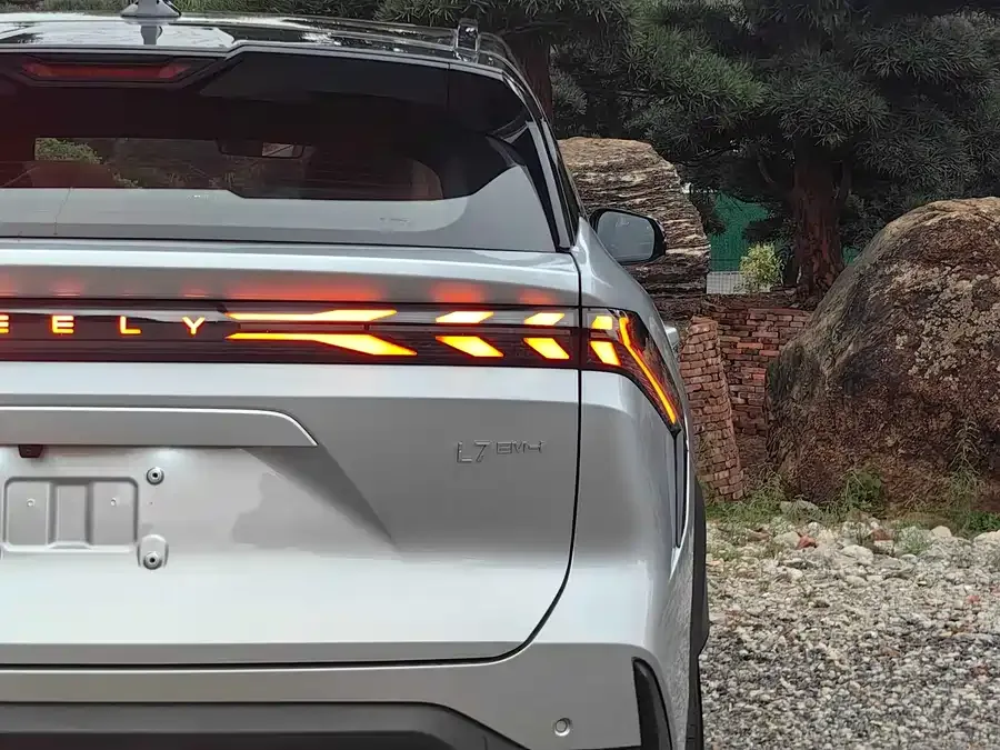 Geely Galaxy L7 Galaxy L7 2025 EM-i 115km Exploration+ Edition 2025 — миниатюра 3
