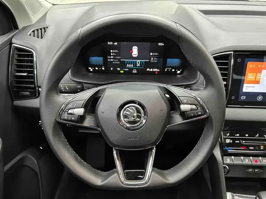 Skoda Karoq Korok 2022 TSI280 Luxury Edition 2023 — миниатюра 3