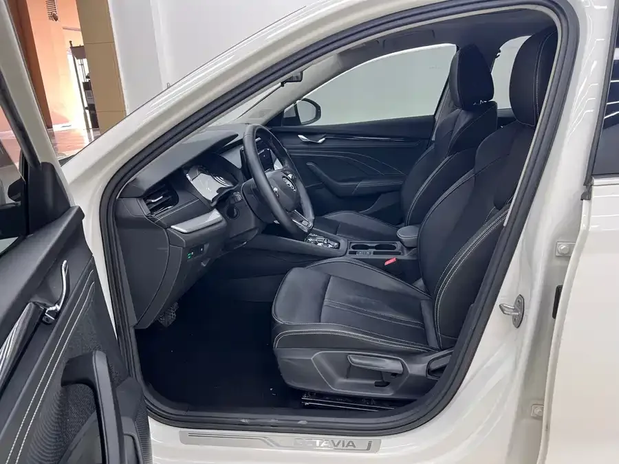 Skoda Octavia Octavia 2022 PRO TSI280 Premium Edition 2022 — миниатюра 2