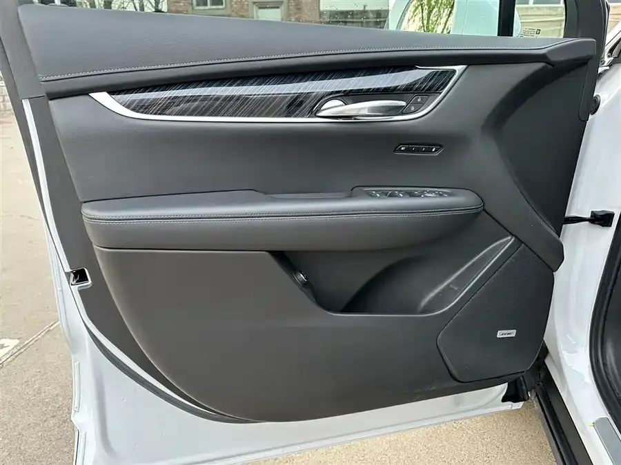 Cadillac XT6 2022 2.0T Six-seat Four-wheel Drive Luxury 120th Anniversary Limited Edition 2023 — миниатюра 4
