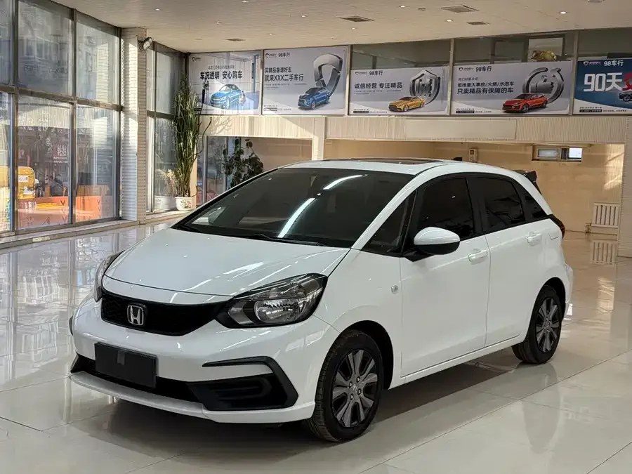 Honda Fit Fit 2022 1.5L CVT Trendy Sunroof Edition 2022 — фото 1, купить с доставкой в Москву