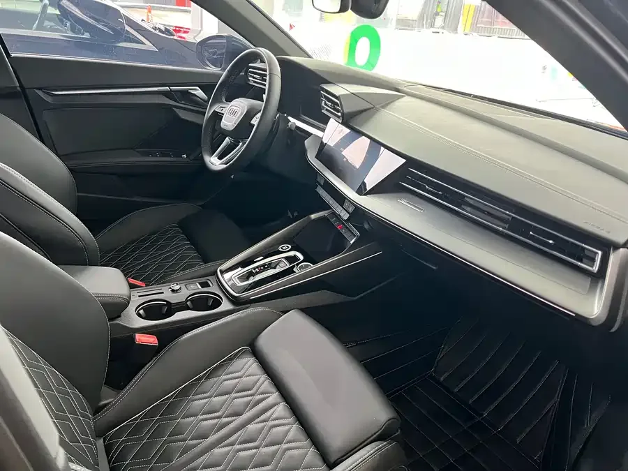 Audi A3 2026 A3L Limousine 35TFSI Flying Spur Luxury Edition + Luxury Package 2025 — миниатюра 3