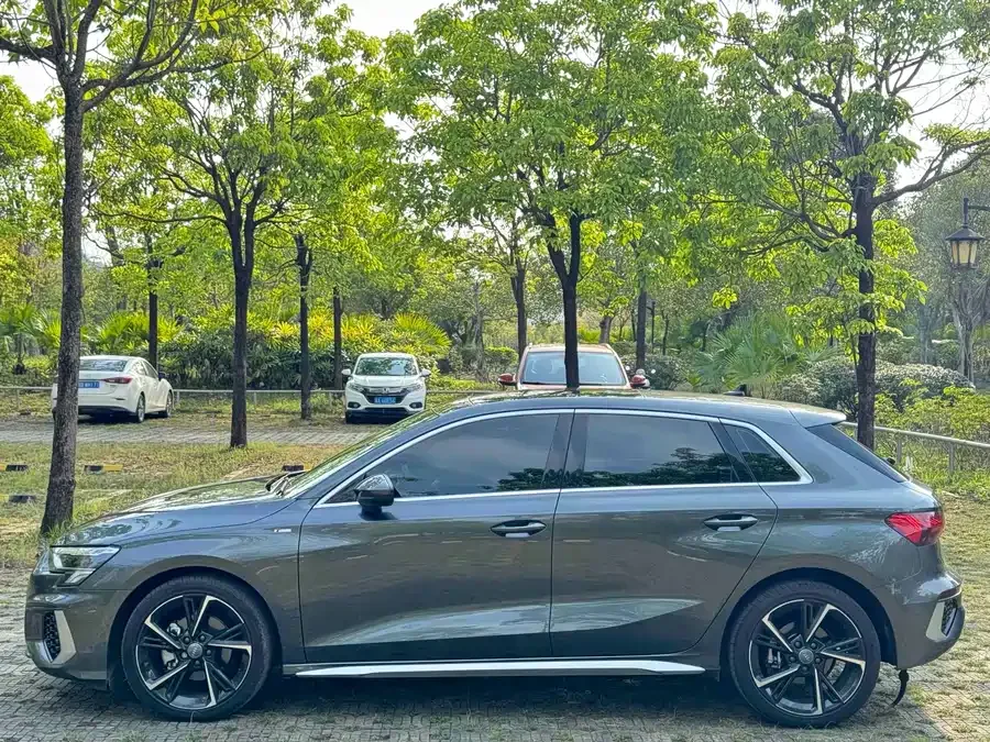 Audi A3 2022 Sportback 35 TFSI stylish and sporty 2022 — миниатюра 3