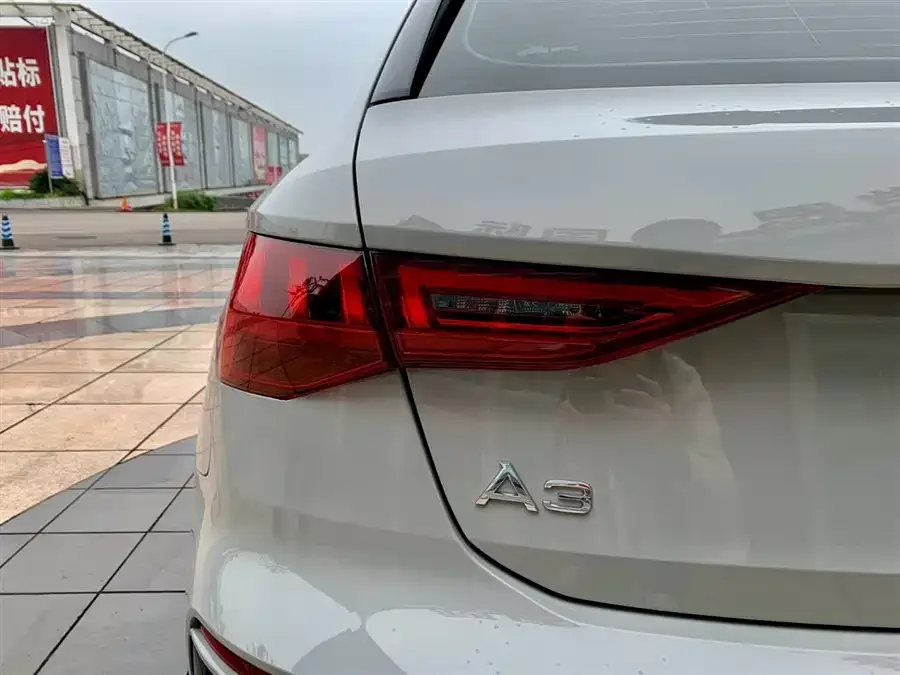 Audi A3 2023 facelift Sportback 35 TFSI luxury sports model 2023 — миниатюра 4