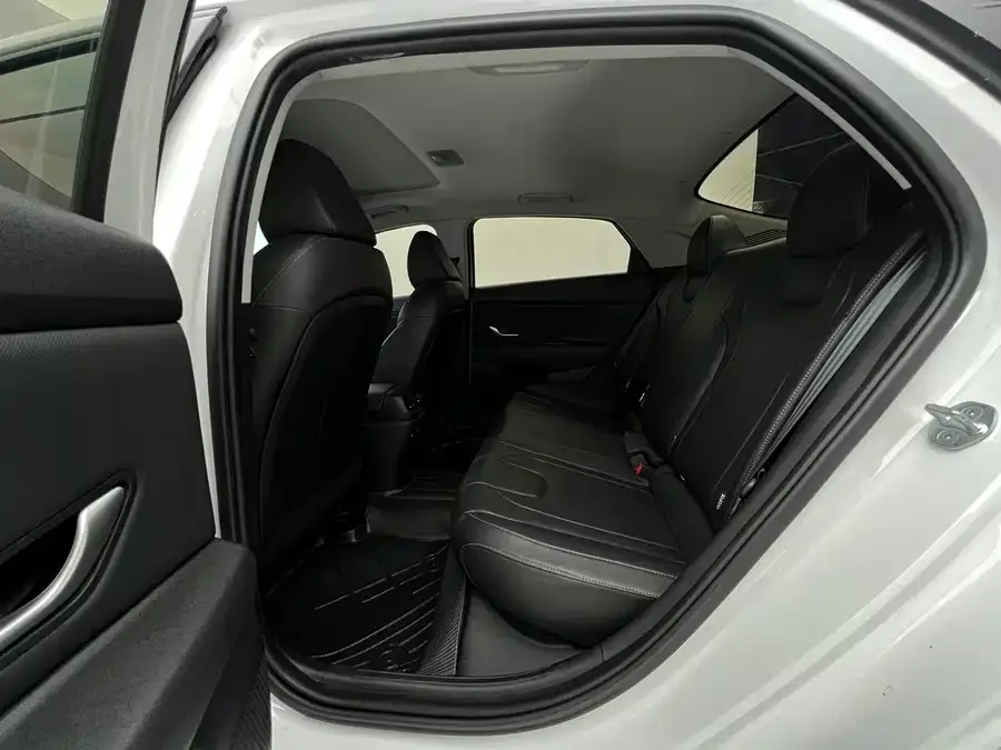 Hyundai Elantra Elantra 2022 1.5L CVT LUX Premium Edition 2023 — миниатюра 4