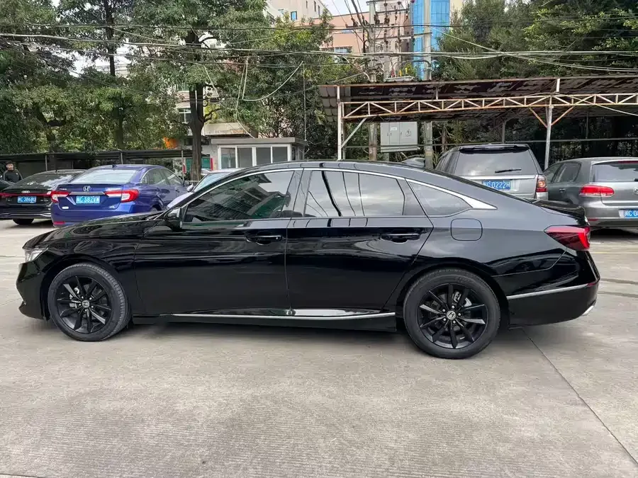 Honda Accord Accord 2022 260TURBO Deluxe Edition 2022 — миниатюра 3