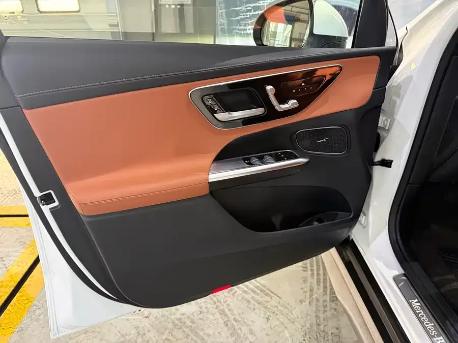 Mercedes-Benz GLC-Class Mercedes-Benz GLC 2024 GLC 260 L 4MATIC luxury 5-seater 2024 — миниатюра 3