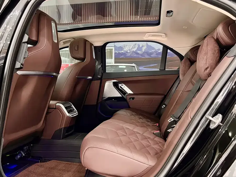 BMW 7 Series BMW 7 Series 2023 735Li Luxury Package 2024 — миниатюра 3