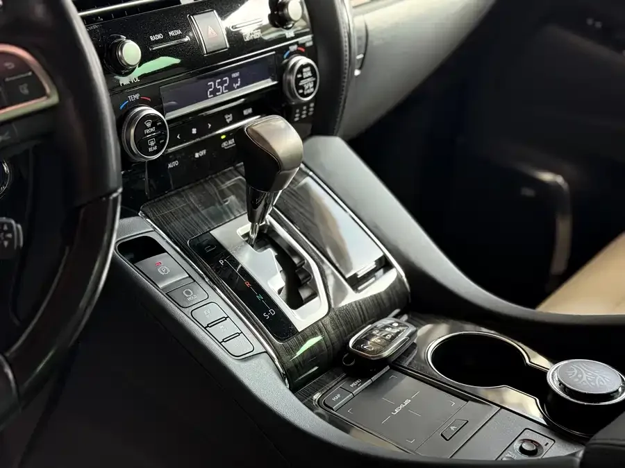Lexus LM 2020 300h 7-seat Elegant Edition 2023 — миниатюра 3