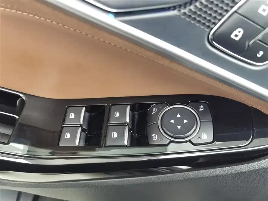 Ford Explorer Explorer 2023 EcoBoost 285 4WD Titanium Edition 7 Seaters 2023 — миниатюра 3