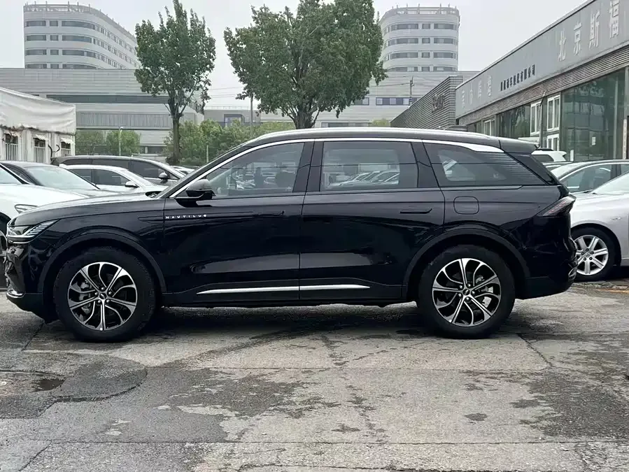 Lincoln Navigator Navigator 2025 Facelift 2.0T AWD Premium Edition 2025 — миниатюра 3