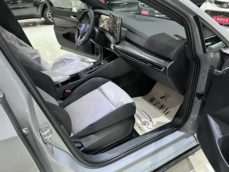 Volkswagen Golf Golf 2025 facelift 300TSI R-Line 2025 — миниатюра 3