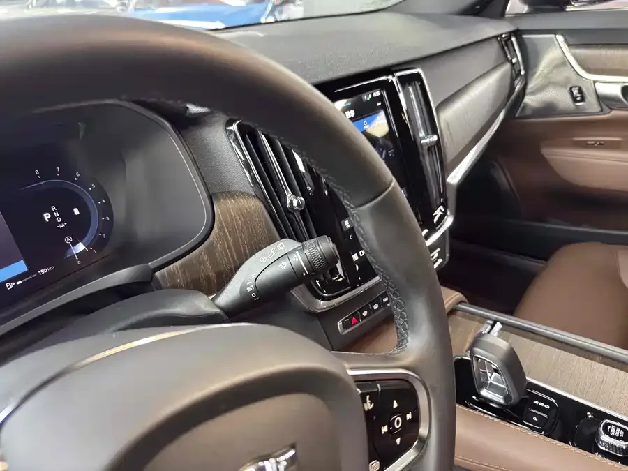 Volvo V90 2024 Cross Country B5 AWD Zhiyuan Edition 2024 — миниатюра 2
