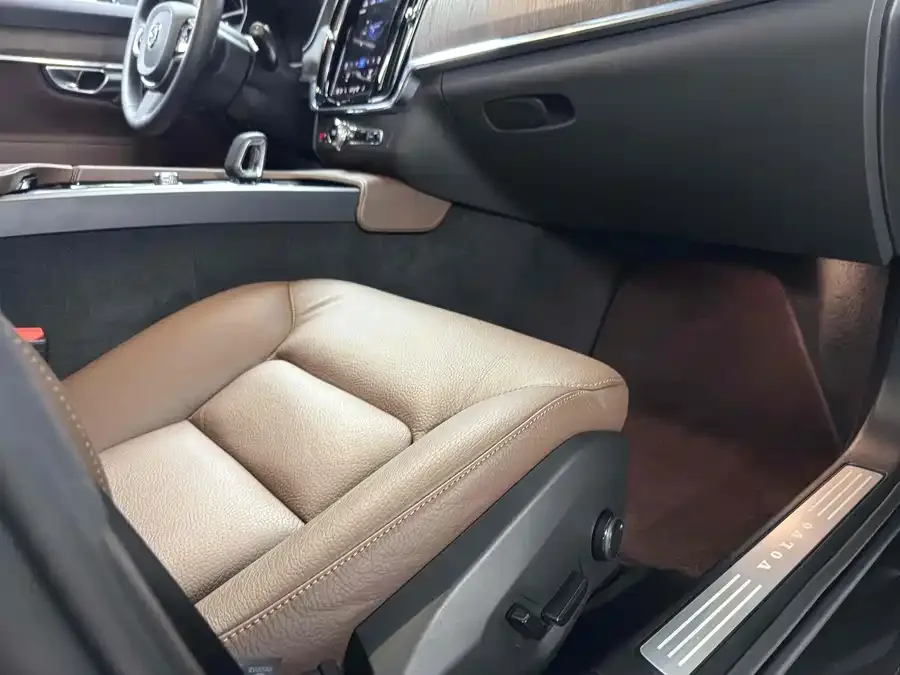 Volvo V90 2024 Cross Country B5 AWD Zhiyuan Edition 2024 — миниатюра 3