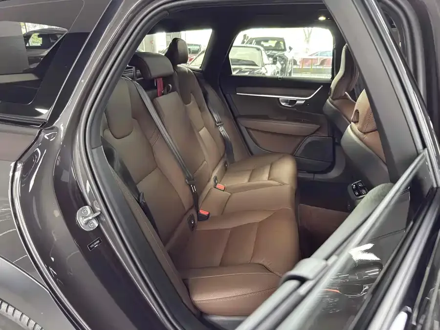 Volvo V90 2024 Cross Country B5 AWD Zhiyuan Edition 2024 — миниатюра 4