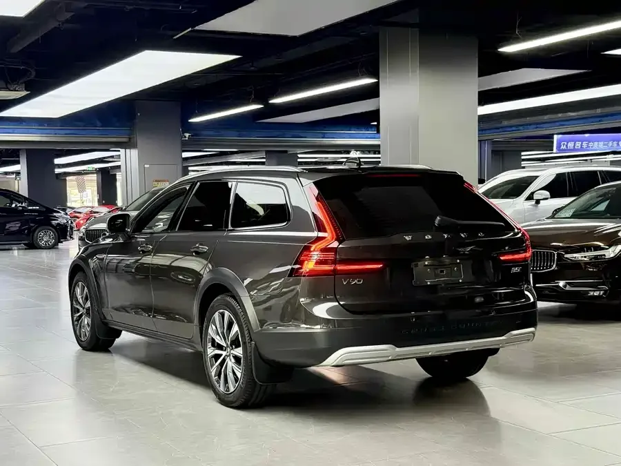 Volvo V90 2024 Cross Country B5 AWD Zhiyuan Edition 2024 — миниатюра 5