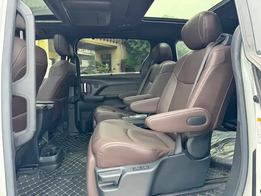 Toyota Sienna SIENNA 2021 2.5L Hybrid Platinum Edition 2023 — миниатюра 2