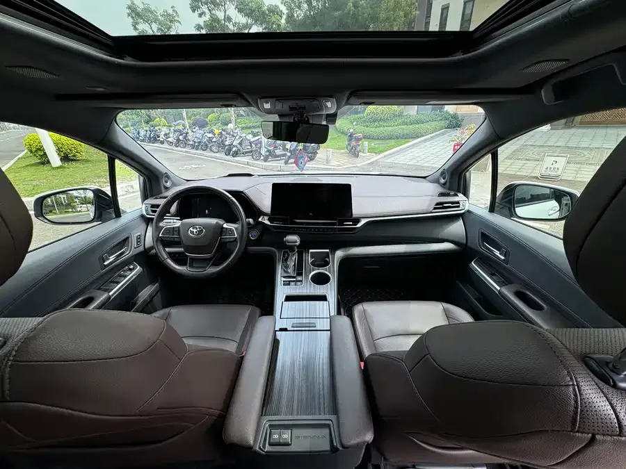 Toyota Sienna SIENNA 2021 2.5L Hybrid Platinum Edition 2023 — миниатюра 3