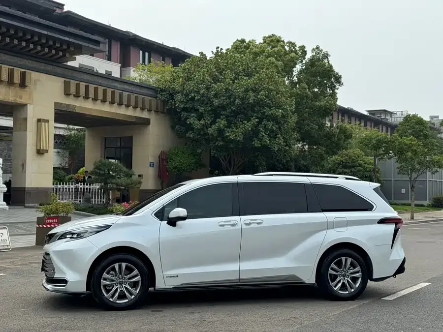 Toyota Sienna SIENNA 2021 2.5L Hybrid Platinum Edition 2023 — миниатюра 4