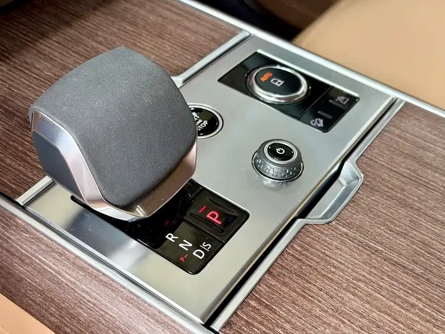 Land Rover Range Rover Range Rover 2023 3.0 L6 360PS Grand Edition 2023 — миниатюра 3