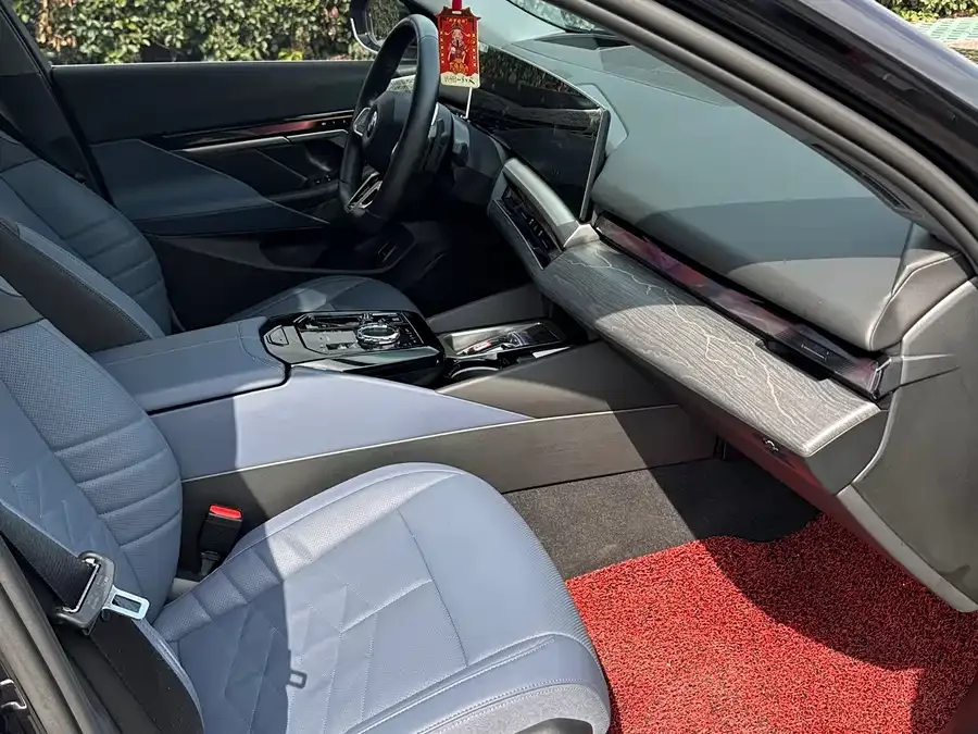 BMW 5 Series BMW 5 Series 2024 530Li Exclusive M Sports Package 2024 — миниатюра 2