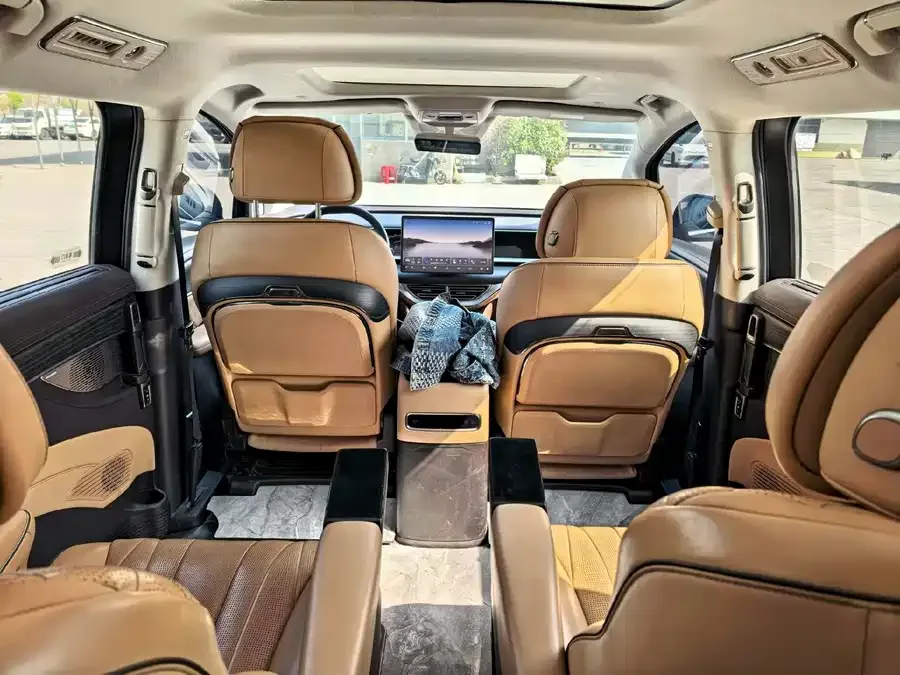 BYD D9 DENZA D9 2024 DM-i 980 4WD Premium Edition 2024 — миниатюра 3
