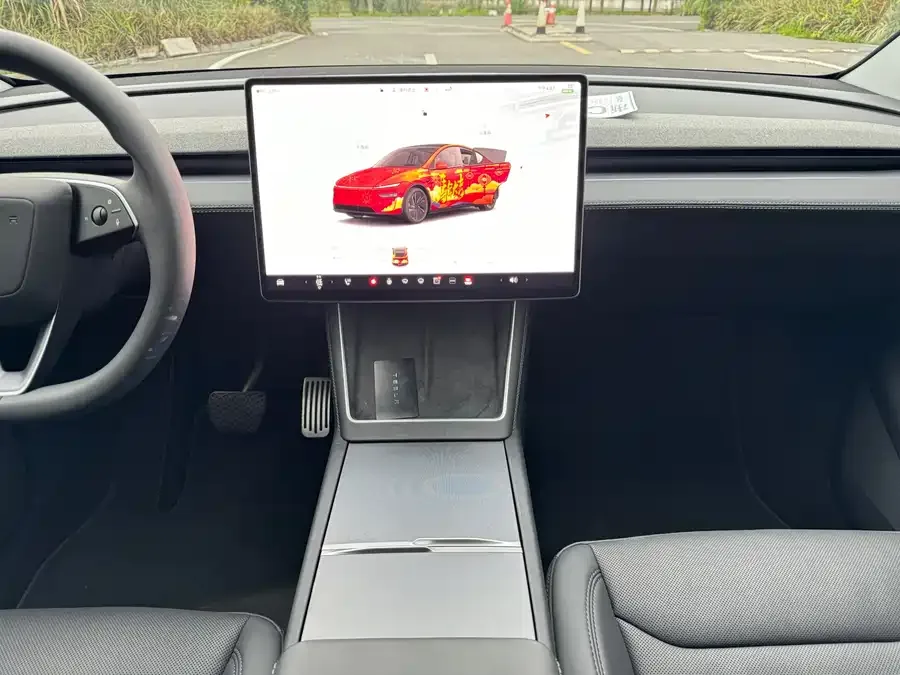 Tesla Model Y Model Y 2025 rear-wheel drive version 2025 — миниатюра 3