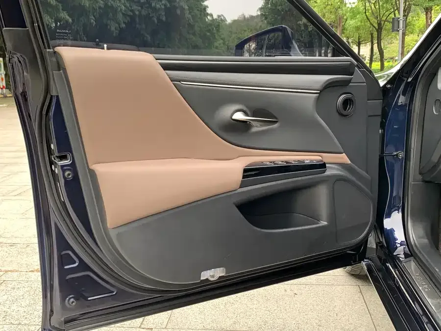 Lexus ES 2024 200 Premium Edition 2024 — миниатюра 3