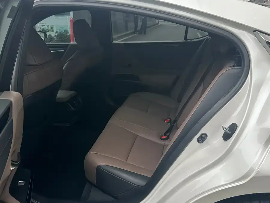 Lexus ES 2021 200 Excellence Edition 2022 — миниатюра 2