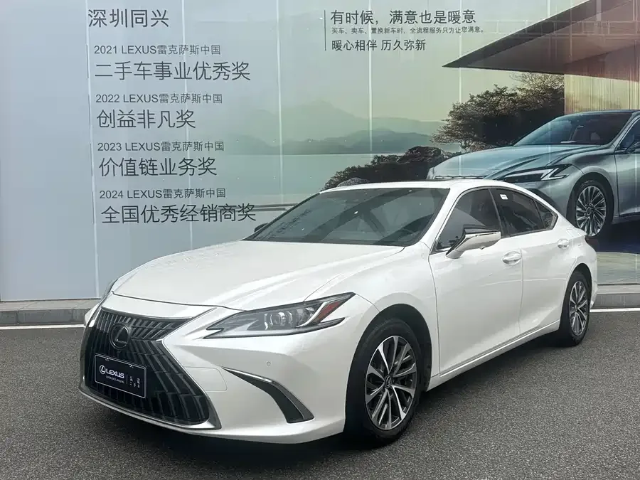 Lexus ES 2022