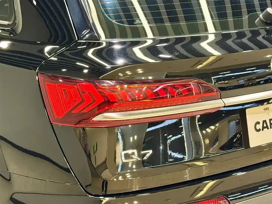Audi Q7 2021 45 TFSI quattro S line sports model 2022 — миниатюра 3
