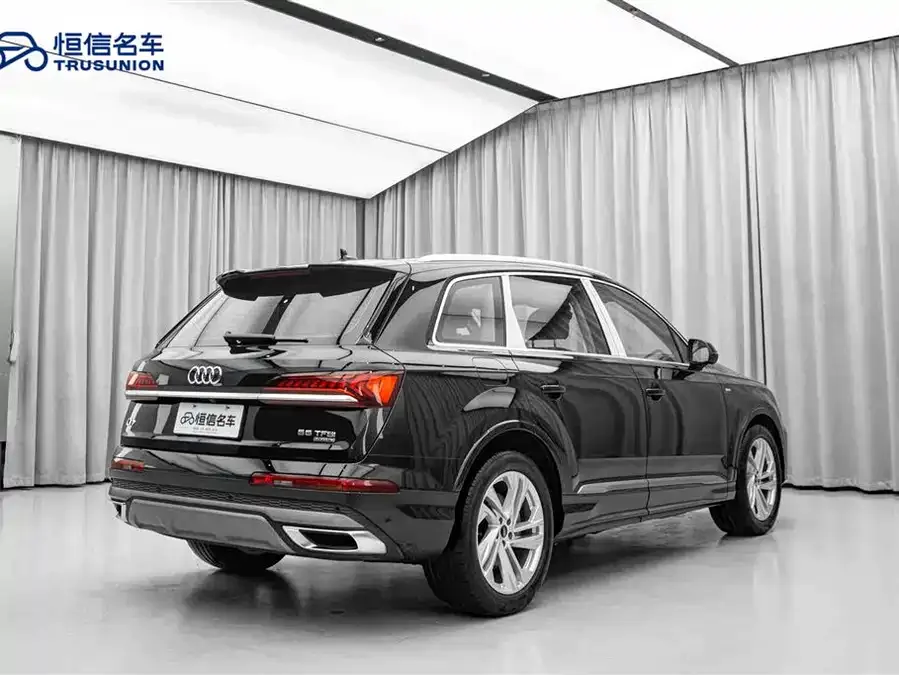 Audi Q7 2022 45 TFSI quattro S line sports model 2023 — миниатюра 2