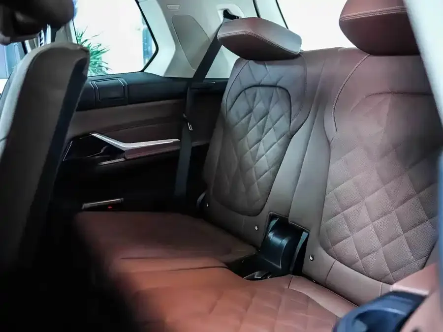 BMW X7 2023 xDrive40i Leading Luxury Package 2023 — миниатюра 2