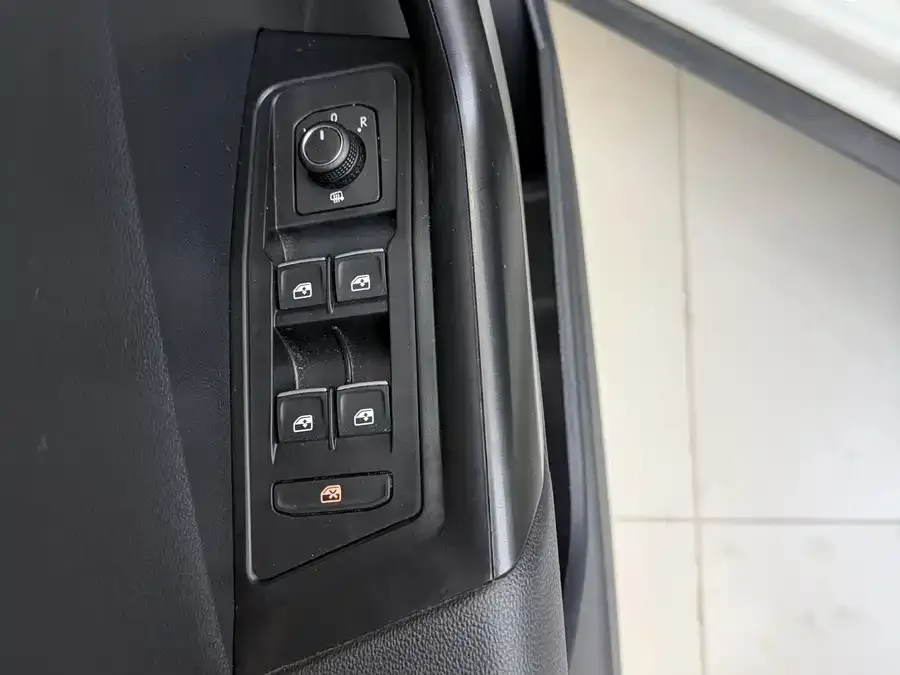 Volkswagen T-ROC T-ROC 2022 280TSI DSG 2WD R-Line Pro PLUS 2023 — миниатюра 4