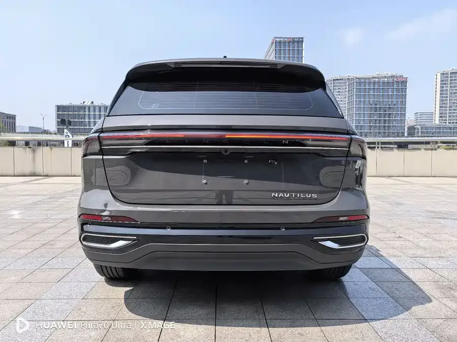 Lincoln Navigator Navigator 2025 2.0T 4WD Premium Edition 2024 — миниатюра 2