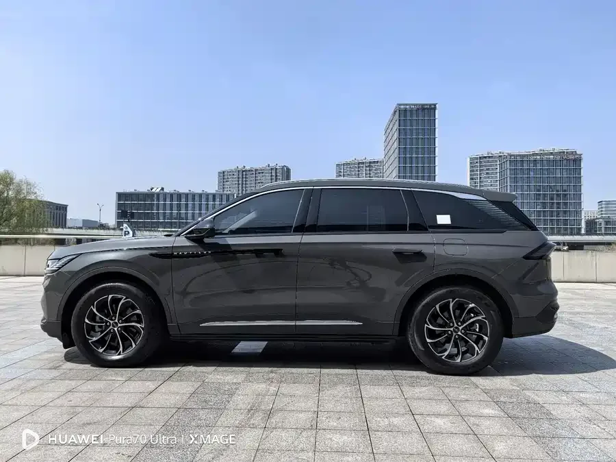 Lincoln Navigator Navigator 2025 2.0T 4WD Premium Edition 2024 — миниатюра 4