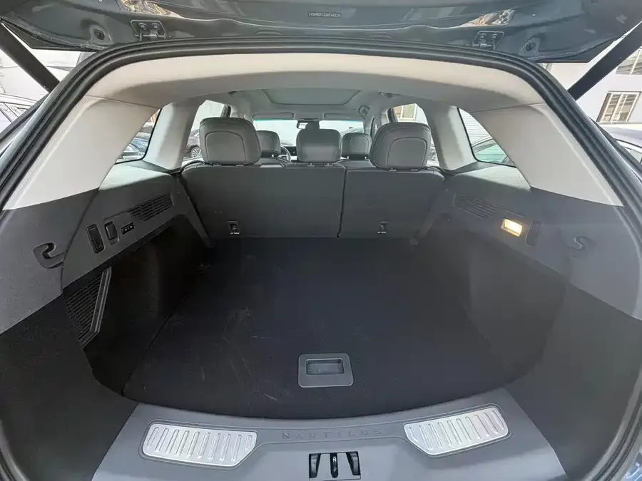 Lincoln Navigator Navigator 2025 2.0T 4WD Premium Hybrid Edition 2025 — миниатюра 3