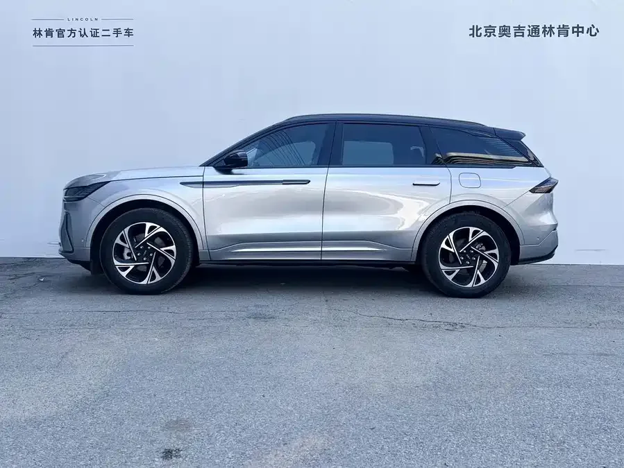 Lincoln Navigator Navigator 2025 2.0T 4WD Premium Hybrid Edition 2025 — миниатюра 4