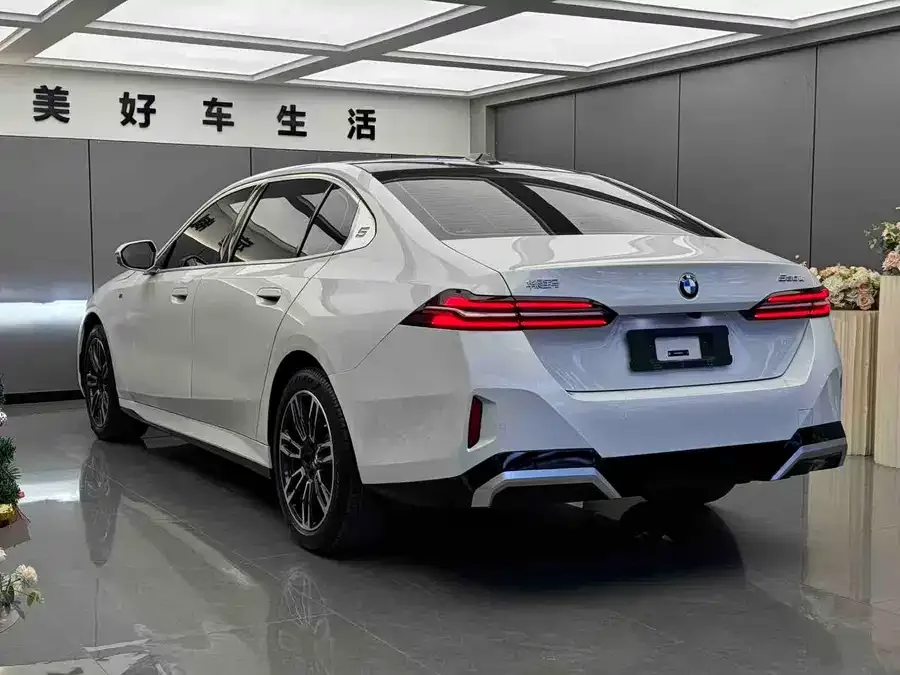 BMW 5 Series BMW 5 Series 2024 530Li Leading M Sports Package 2024 — миниатюра 3