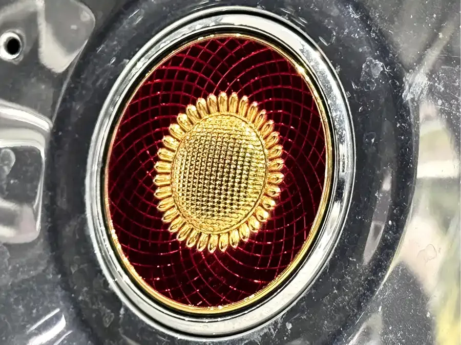 Hongqi Golden Sunflower Country Elegance Hongqi Golden Sunflower National Elegance 2024 4.0T V8 Edition 2025 — миниатюра 2