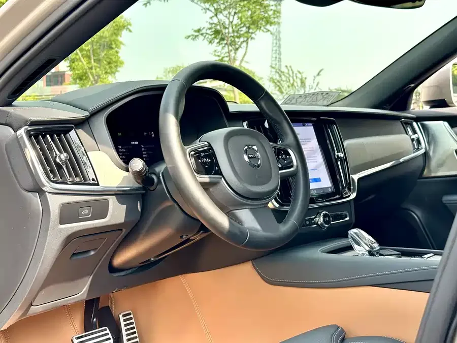 Volvo V90 2025 Cross Country B5 AWD Premium Edition 2025 — миниатюра 2