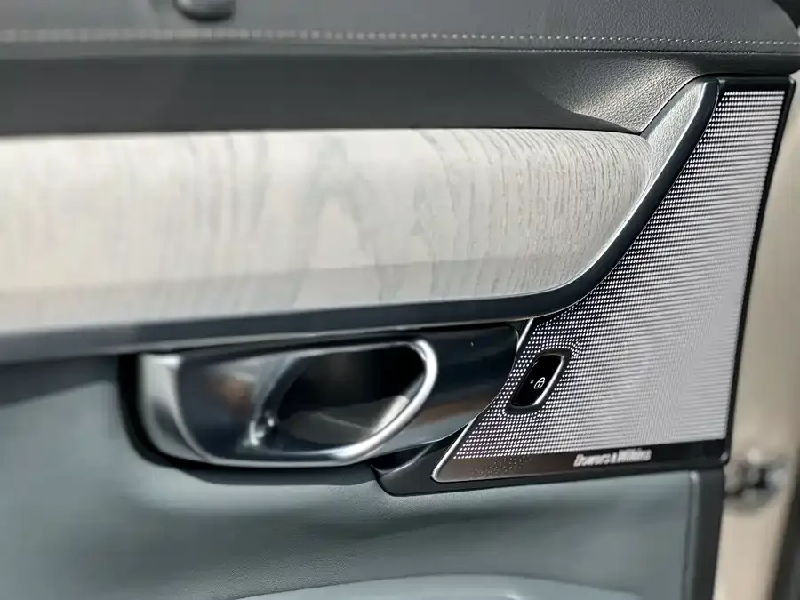 Volvo V90 2025 Cross Country B5 AWD Premium Edition 2025 — миниатюра 3