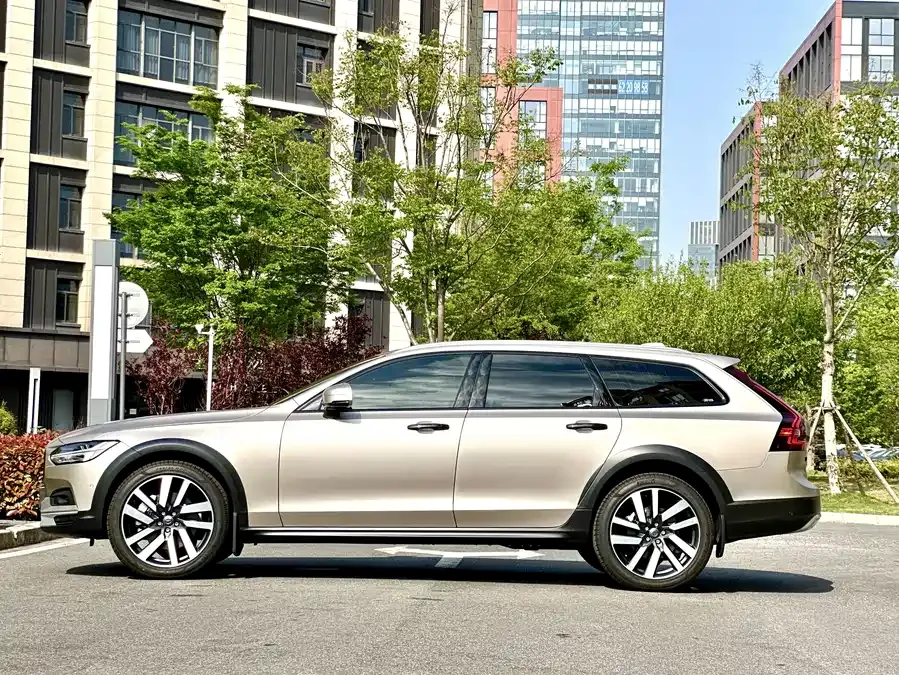 Volvo V90 2025 Cross Country B5 AWD Premium Edition 2025 — миниатюра 5