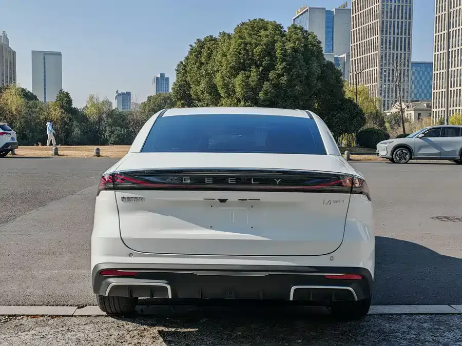 Geely Galaxy L6 Galaxy L6 2025 EM-i 140km Exploration+ Edition 2025 — миниатюра 2