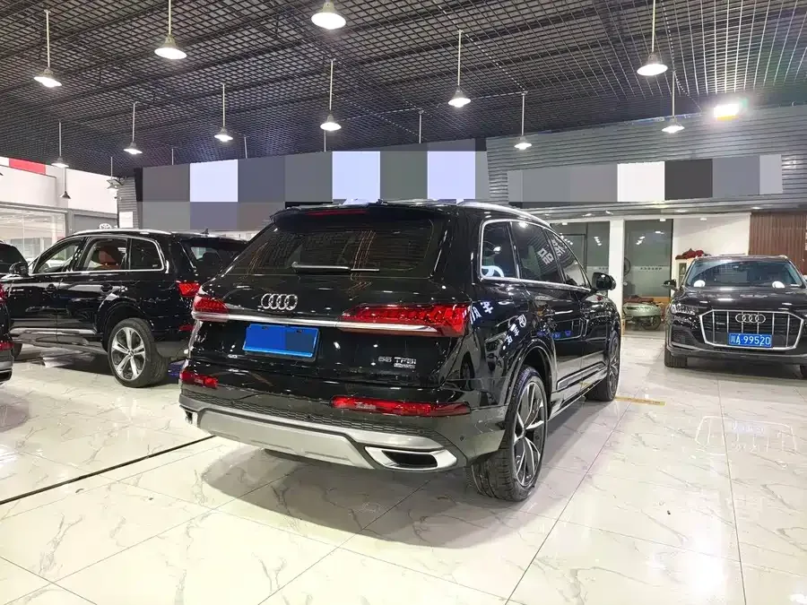 Audi Q7 2023 55 TFSI quattro S line sports model 2023 — миниатюра 3
