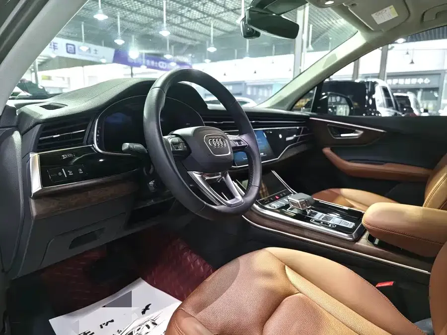 Audi Q7 2023 55 TFSI quattro S line sports model 2023 — миниатюра 4