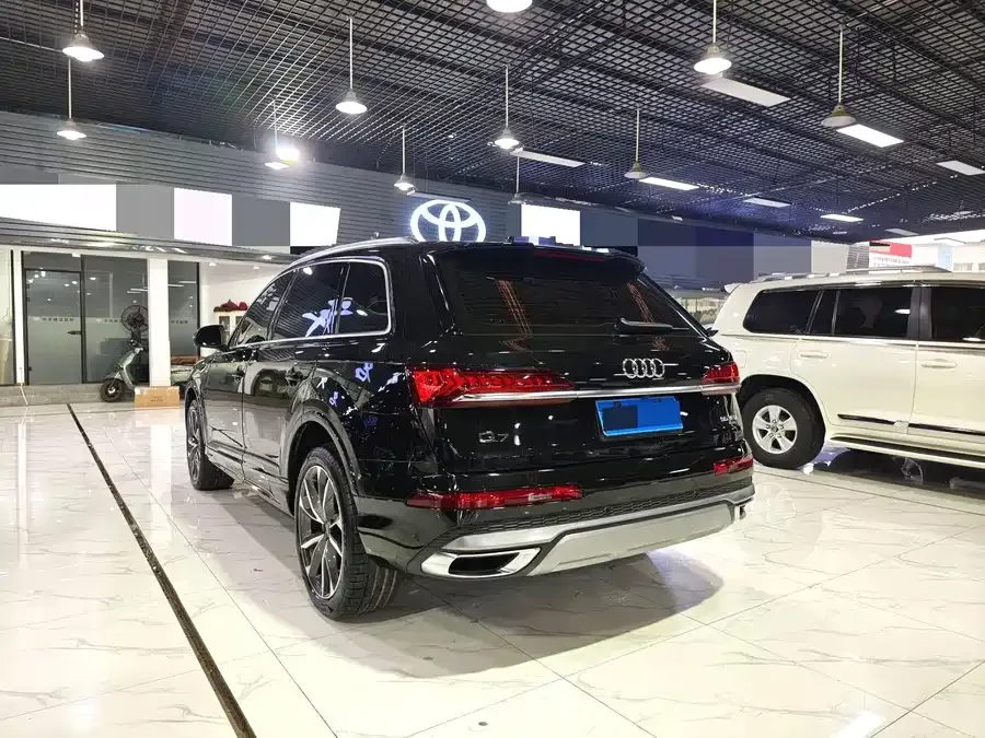 Audi Q7 2023 55 TFSI quattro S line sports model 2023 — миниатюра 5