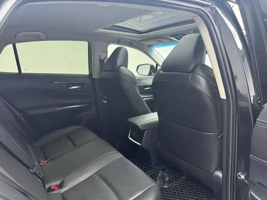 Toyota Venza Venza 2022 2.0L CVT 2WD Premium Edition 2023 — миниатюра 4